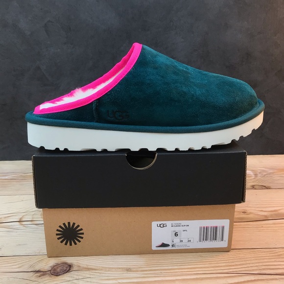 UGG Classic Slip On - Picture 16 of 16